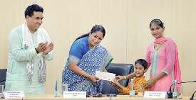 आइएनए अग्निकांड पीड़ितों को बांटे पांच-पांच लाख के चेक