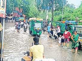 सुबह हुई वर्षा से दक्षिणी दिल्ली के कई इलाकों में भरा पानी, लगा जाम