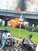 फ्लाइओवर से नीचे गिरा कंटेनर, लगी आग