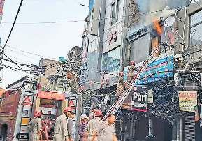 सदर बाजार में कास्मेटिक की दुकान में लगी आग, तीन घंटे में पाया काबू