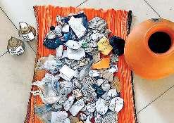 मोक्ष दिलाने के लिए अस्थियां संजो रहे संजय