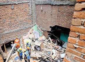 15 साल पुराने मकान में आ गई थीं दरारें, झुक गया था