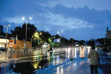 सुबह बादलों की लुकाछिपी के बाद शाम को हल्की वर्षा ने भिगोया