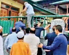 गेट फांदकर क्रबिस्तान पहुंचे उमर, कहा-पुलिस ने की धक्का-मुक्की