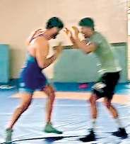 इनडोर स्टेडियम के हाल में पंखा और कूलर तक नहीं, एसी भी खराब