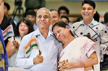 लाल की पृथ्वी पर वापसी पर भावविभोर हुए माता-पिता