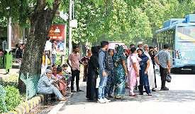 मांग के अनुरूप रूटों पर नहीं बढ़ीं बसें