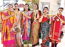 महिलाओं ने मंदिर में किया जलाभिषेक