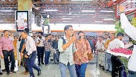 आनंद विहार स्टेशन पहुंची अमृत भारत, यात्रियों पर की गई पुष्प वर्षा