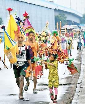 धर्मनगरी में घाटों से हाईवे तक भगवा लहर