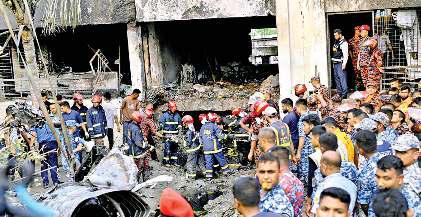 बांग्लादेश में स्कूल पर गिरा वायुसेना का प्रशिक्षण विमान, 20 लोगों की मौत