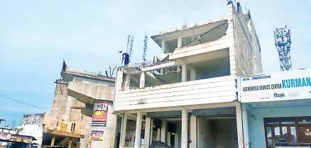 आरओबी में बाधा बने कांप्लेक्स का अधिकांश हिस्सा मालिक ने तोड़ा