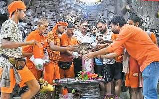 शिवरात्रि पर शिवालयों में शिव का जलाभिषेक करने को उमड़े श्रद्धालु