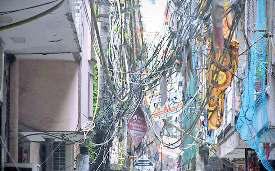 राजधानी की सुरक्षा व सुंदरता पर दाग हैं ये लटकते तार