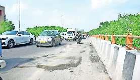 बनने के एक सप्ताह बाद ही उधड़ने लगी सावित्री सिनेमा फ्लाईओवर की सड़क