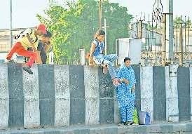 डीएमई पर यूपी गेट से डासना तक लगाई जाएगी रेलिंग