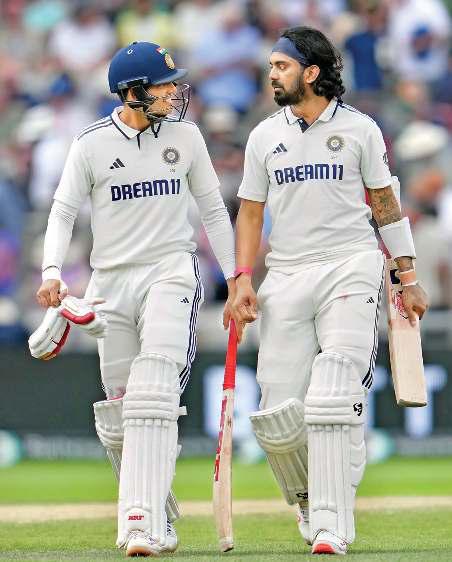 मैनचेस्टर के पहाड़ पर धीरे-धीरे चढ़ते गिल-राहुल