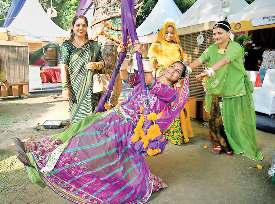 हरितालिका तीज पर मेहंदी और लोकगीतों से महका सावन