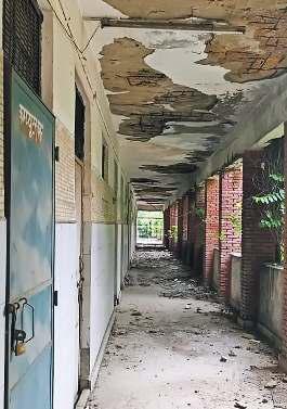 जर्जर स्कूल भवन में तैयार हो रही शिक्षा की नींव