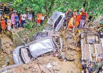 मंडी में बादल फटने से एक ही परिवार के तीन सदस्यों की गई जान