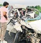 डीएमई पर ट्रक से टकराई पशु चोरों की कार, एक की जान गई