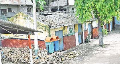 टूट गए स्कूल भवन के 19 वर्ष पुराने सीमेंटेड शेड, वर्षा में टपकती है छत