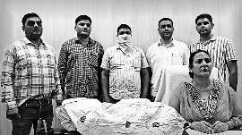 स्कूल क्लर्क को 30 लाख की रिश्वत लेते पकड़ा