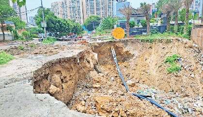 सुशांत एक्वापोलिस टाउनशिप में दूसरी जगह भी सड़क धंसी, बिल्डर के खिलाफ शिकायत