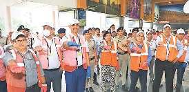 रेलवे स्टेशनों और ट्रेनों में शुरू हुआ स्वच्छता अभियान