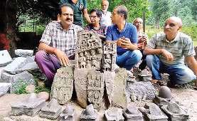 सफाई के दौरान कश्मीर में सदियों पुराने 15 शिवलिंग और मूर्तियां मिलीं