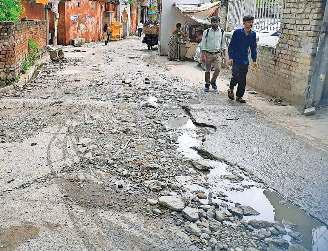 कटिंग चार्ज जमा होने पर भी नहीं बन रहीं सड़कें