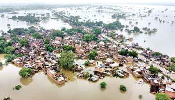 उप्र में खतरे के निशान पर गंगा- यमुना, बाढ़ में घिरी लाखों की आबादी