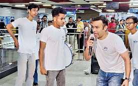 नाटक से मेट्रो यात्रियों को स्वच्छता के लिए किया जा रहा जागरूक