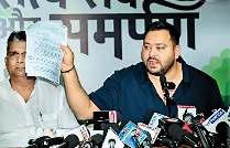 निर्वाचन आयोग को मतदाता पहचान पत्र पर घेरने चले तेजस्वी खुद घिरे