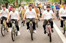 स्वस्थ और प्रदूषणमुक्त भारत अभियान के लिए युवाओं ने चलाई साइकिल
