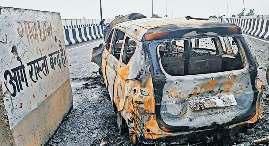 जर्सी बैरियर से टकराई कार, जिंदा जला चालक