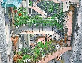 अपार्टमेंट में गिरी सीढ़ी, पिता-पुत्र फंसे