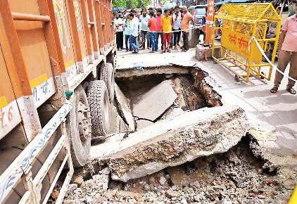 आठ फीट धंस गई सड़क, ट्रक फंसा