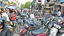 पार्किंग माफिया वसूल रहे 100 रुपये तक शुल्क