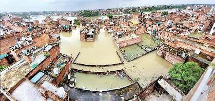 गलियों में पहुंचीं गंगा, शिविर में पहुंचे लोग