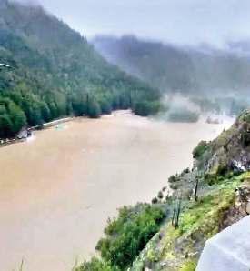 हर्षिल के पास भागीरथी नदी पर बनी खतरे की झील