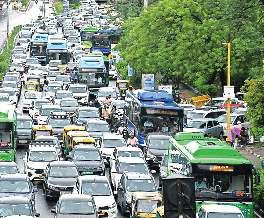 दो मिनट का सफर तय करने में लगे दो घंटे, रेंगते रहे वाहन