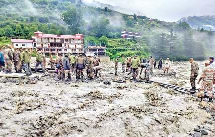 मलबे में दबे धराली में जिंदगी की तलाश