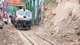 20 घंटे बंद रहा हरिद्वार-दून रेलवे ट्रैक, बसों से भेजे गए यात्री