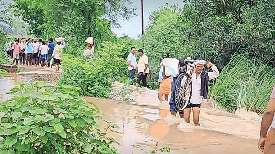 बनारस-प्रयागराज में घटा जलस्तर, मेरठ-पौड़ी हाईवे पर बह रहा पानी