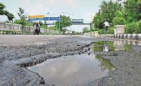 सड़कों से संबंधित कार्यों को जल्द पूरा करने को कहा