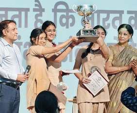 बेहतरीन तर्कों और वाकपटुता के साथ वसंत वैली की टीम ने जीती ट्राफी