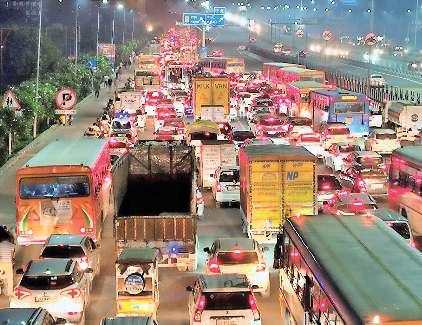 भीषण जाम, आधे घंटे के सफर में लग गए दो घंटे