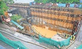 निर्माणाधीन मेट्रो लाइन का एक हिस्सा धंसा