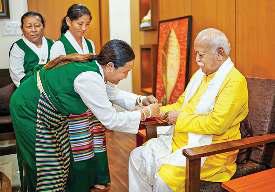 तिब्बती संगठन के सदस्यों ने रक्षा बंधन पर संघ प्रमुख भागवत को बांधी राखी